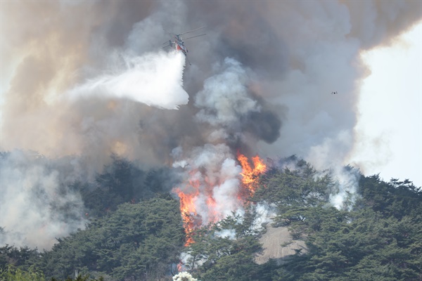 2일 오후 산불이 발생한 서울 종로구 인왕산에서 불길이 치솟고 있다. 2023.4.2

