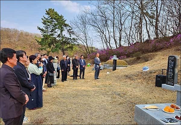 헌정식에 참여한 이들이 최정철 · 김구응 열사 추모비에 담긴 추모시를 읽으며 그들의 숭고한 나라사랑 정신 받들 것을 다짐하고 있다.