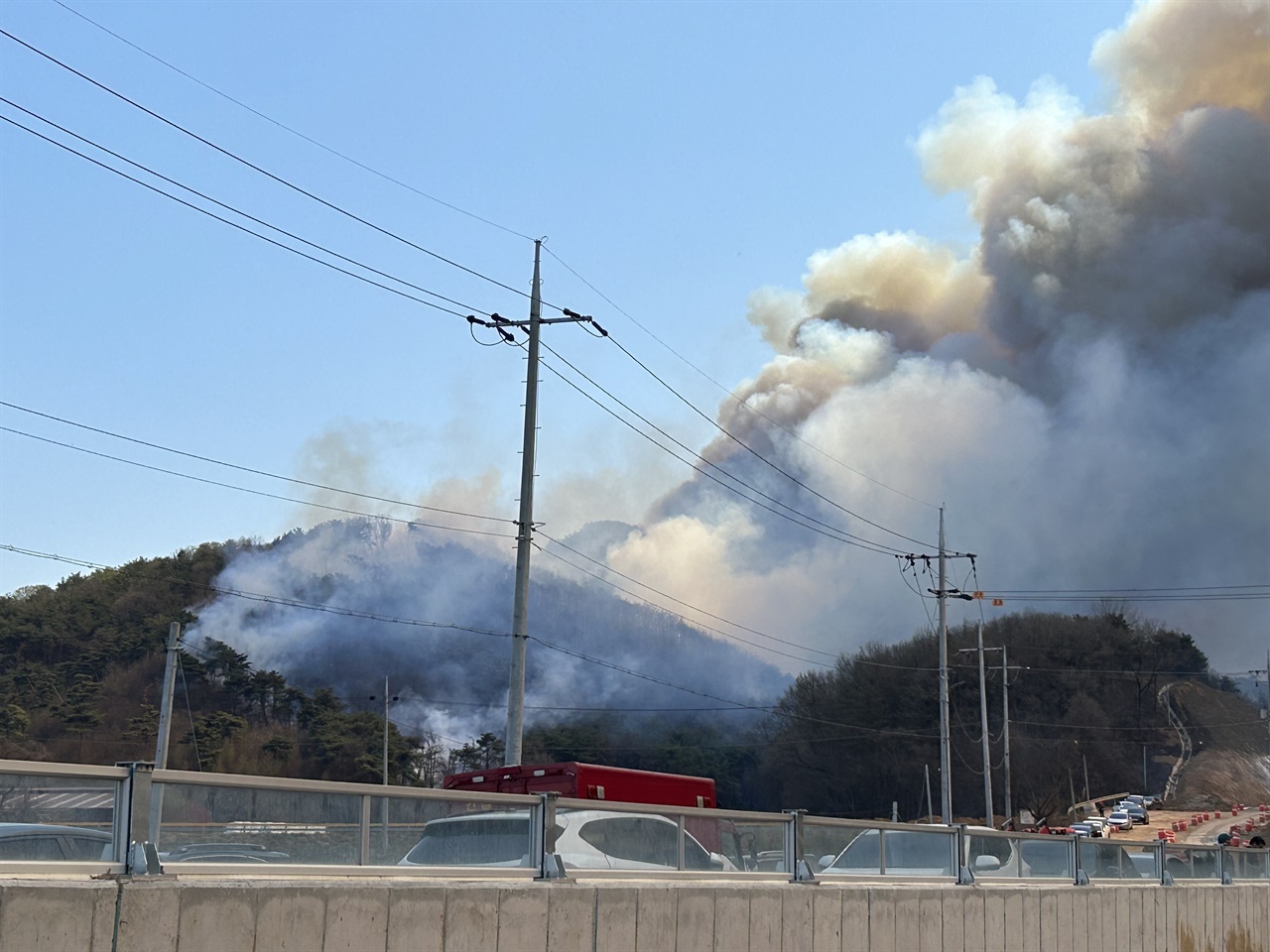 2일 충남 홍성군에서 산불이 발생했다. 홍성군에 따르면 화재는 이날 오전 11시경 홍성군 서부면 중리 538번지 일원에서 발생했다. 
