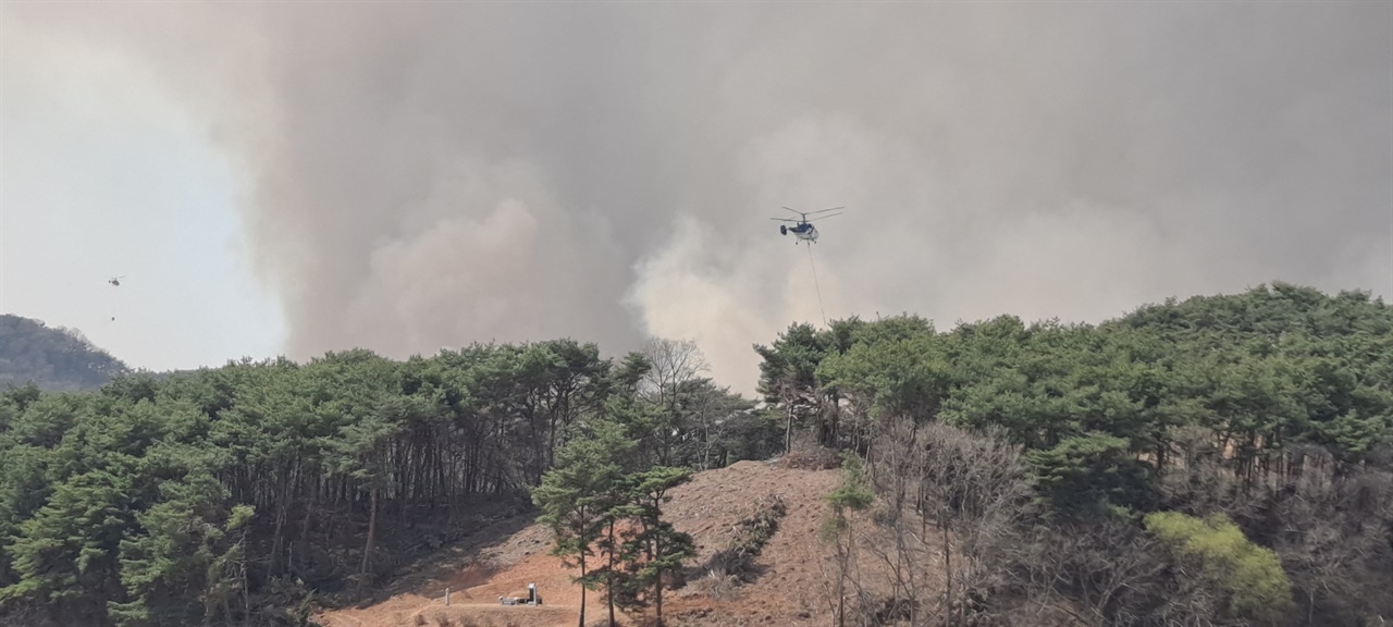충남 홍성군 서부면 중리 야산 산불 발생 현장. 소방헬기가 진화 작업을 하고 있다. 