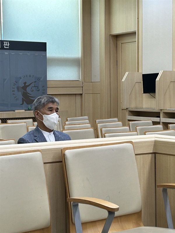 2023년 3월 31일 춘천지방법원 제102호 법정, 김춘삼씨는 가장 먼저 법정에 들어와 방청석에 앉아 재판을 기다리고 있다.