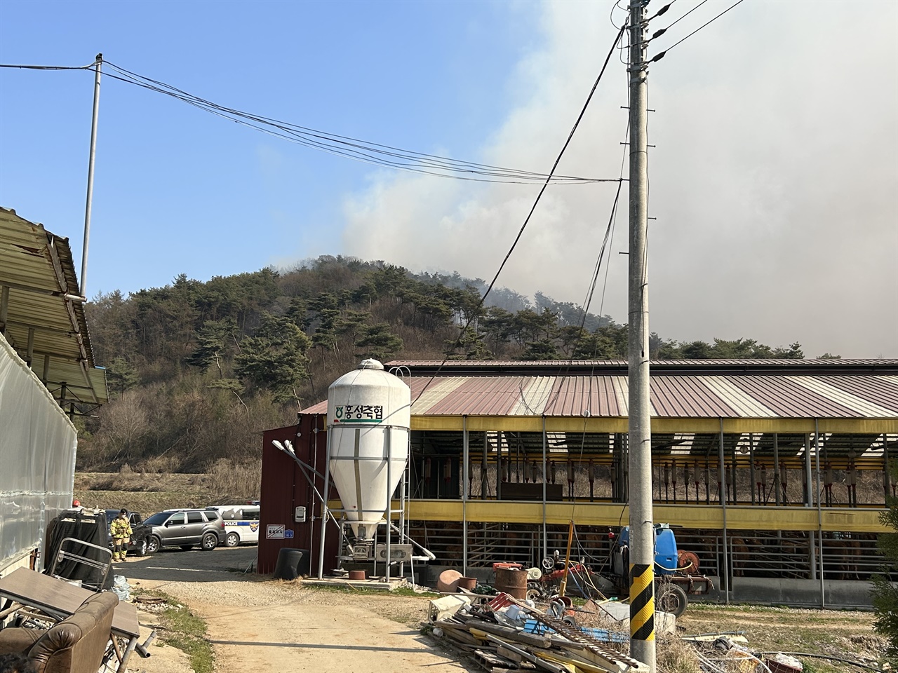 홍성에서는 2일 오전 11시경 홍성군 서부면 중리 538번지 일원에서 산불이 발생했다. 축사 뒤가 최초 발화지로 추정된다