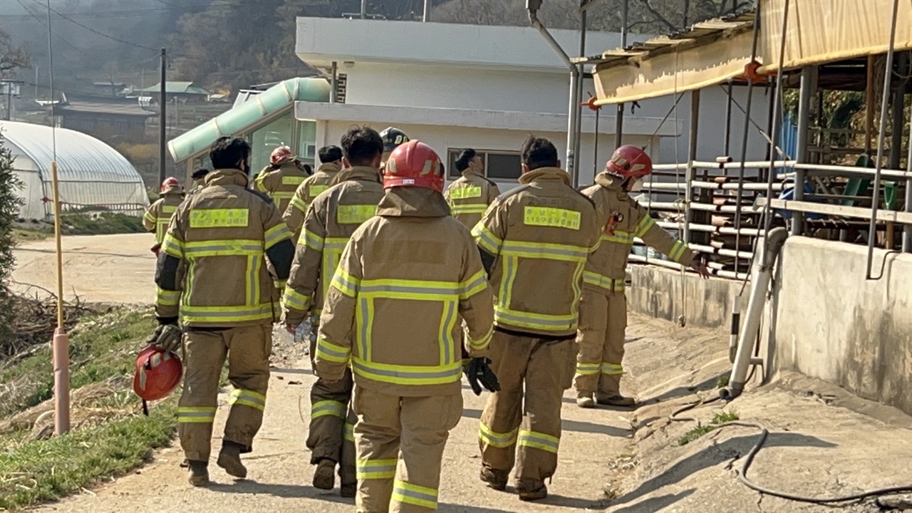 산불 진화에 나섰던 소방관들이 산을 내려오고 있다.