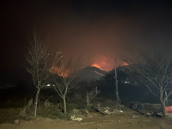 2일 밤 9시 10분께 충남 홍성군 서부면 하늘 모습. 불길이 산 너머로 옮겨갔다. 하늘 색이 벌겋다. 산 너머로 연기가 자욱하다.