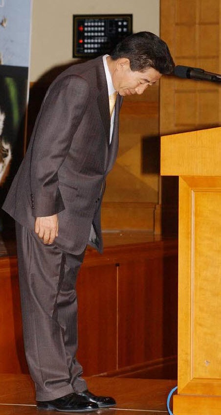 2003년 10월, 대한민국 대통령 최초로 제주 4.3사건에 대해 정부 책임을 인정하고 사과하는 노무현 당시 대통령.