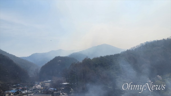  지난 2일 오후 12시 19분경 충청남도 금산군 복수면 신대리 산 24-3 일원(대전 서구 산직동 경계)에서 발생한 산불이 이틀째 계속 이어지고 있다. 현장에서는 초속 10m 안팎의 강풍이 불면서 진화에 어려움을 겪고 있다.