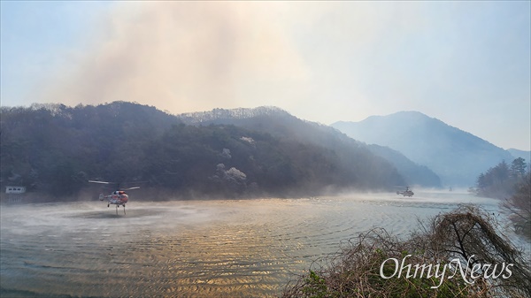  지난 2일 오후 12시 19분경 충청남도 금산군 복수면 신대리 산 24-3 일원(대전 서구 산직동 경계)에서 발생한 산불이 이틀째 계속 이어지고 있다. 현장에서는 초속 10m 안팎의 강풍이 불면서 진화에 어려움을 겪고 있다.