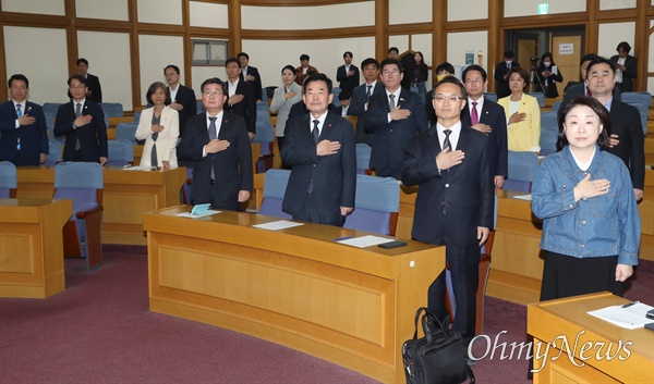 지난 3일 서울 여의도 국회 의원회관에서 열린 초당적 정치개혁 의원모임 전체모임에서 김진표 국회의장과 여야 의원들이 국민의례를 하고 있다. 
