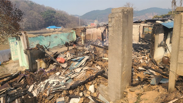 3일 충남 홍성군 서부면 한 주택이 산불에 불타 있다.