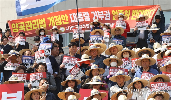 더불어민주당 의원과 전국에서 상경한 251개 농민단체 농민들이 3일 오후 서울 여의도 국회 본청 계단에서 열린 ‘대통령 거부권 반대 및 쌀값 정상화법 공포 촉구 결의대회’에 참석해 국회 본회의를 통과한 양곡관리법 개정안에 대한 윤석열 대통령의 거부권 행사를 반대하며 즉각 공포할 것을 촉구하고 있다. 2023.4.3