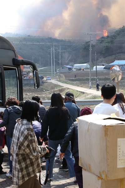  홍성 산불 이틀째인 3일 오후 잠잠해졌던 불길이 강풍이 불며 순식간에 다시 거세지며 서부면 서부초등학교 대피소 앞까지 확산하고 있다. 불길이 확산하자 홍성군과 관계기관은 서부초 대피소로 대피한 주민들을 갈산면 갈산중학교로 이동시키고 있다.