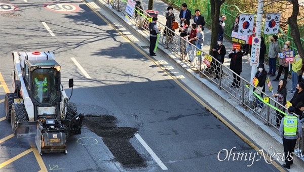 지난 4월 3일 안양시가 특고압선 지중화 도로 구간 공사 상황을 조사하고 있다. 이 사업에 반대하는 시민들은 '특고압 반대' 등의 구호가 적힌 팻말을 들고 시위를  벌였다.