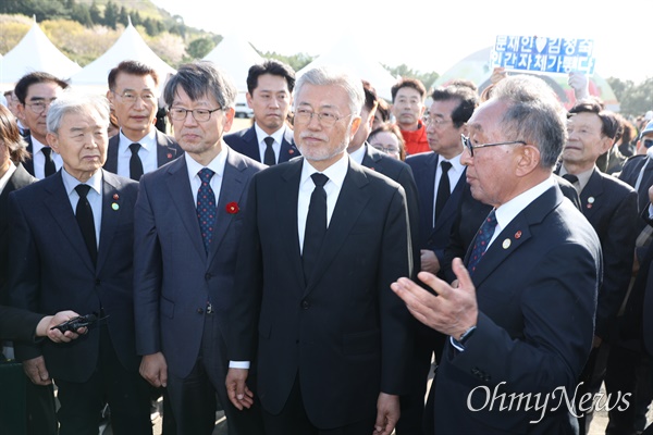  문재인 전 대통령과 부인 김정숙 여사가 3일 오후 제주 4.3평화공원을 찾아 참배한 뒤 이야기를 듣고 있다.