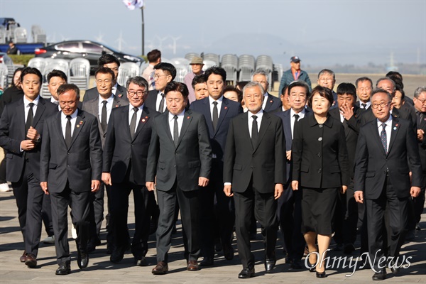  문재인 전 대통령과 부인 김정숙 여사가 3일 오후 제주 4.3평화공원을 찾아 참배했다.