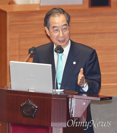  한덕수 국무총리가 30일 서울 여의도 국회 본회의장에서 열린 정치·외교·통일·안보에 관한 대정부질문에서 의원 질의에 답변하고 있다.
