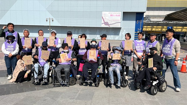 10.29 이태원참사 유가족들과 대구 시민대책회의 활동가들이 국민동의청원 5만명 달성을 축하하고 있다. 