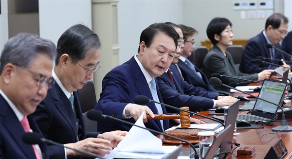  윤석열 대통령이 4일 서울 용산 대통령실 청사에서 열린 국무회의에서 개회를 선언하고 있다.