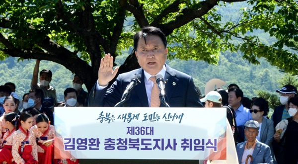  친일파발언 등 김영환 지사가 하루가 멀다하고 논란의 중심에 선 가운데, 이를 바라보는 도민들의 피로감도 덩달아 커지고 있다.