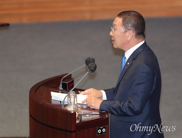 신정훈 더불어민주당 의원이 4일 서울 여의도 국회 본회의장에서 열린 경제에 관한 대정부질문에서 질의하고 있다.