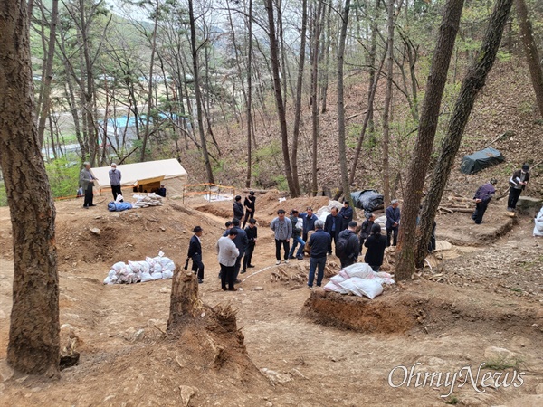 진주시 명석면 관지리 삭평마을 야산에 있는 한국전쟁전후 민간인 학살지 발굴 현장.