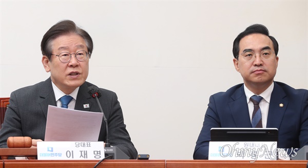 이재명 더불어민주당 대표가 5일 서울 여의도 국회에서 열린 최고위원회의에서 발언하고 있다. 오른쪽은 박홍근 원내대표.