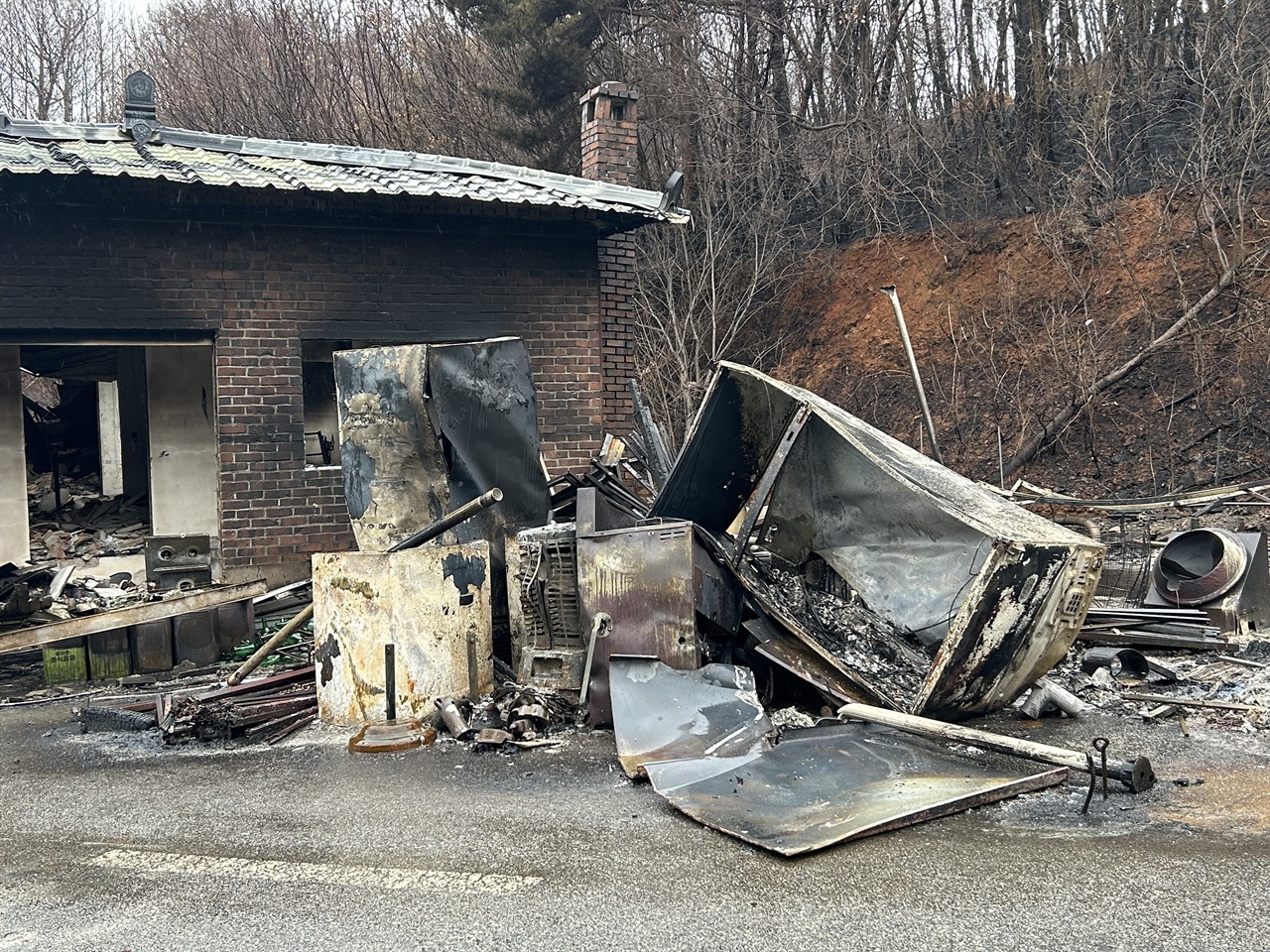 이번 산불로 피해를 본 주택과 컨테이너 등에는 아직 철거되지 못하고 불에 탄 흔적이 그대로 남아있었다.