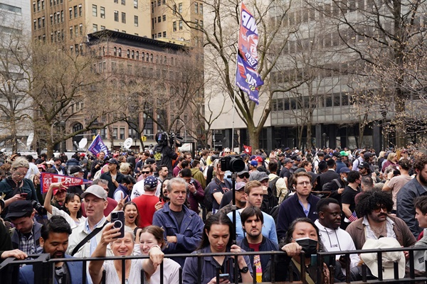 2023년 4월 4일 도널드 트럼프 전 미국 대통령이 뉴욕 맨해튼 형사법원서 열린 기소인부절차에 앞서 사람들이 인근 공원에 모여들고 있다. 
