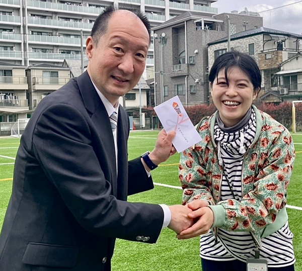  다큐멘터리 <차별> 온라인 상영회 수익금을 도쿄조선제2초급학교에 기부하고 있는 일본 아미 하즈키씨.