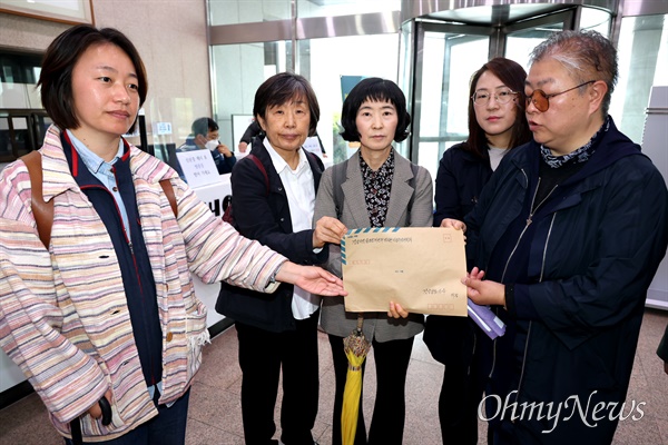  경남지역 일본군 '위안부' 역사관 건립 추진위원회는 5일 경남도청 프레스센터에서 "경남도는 일본군 위안부 피해자 관련 심화자료조사연구용역의 문제점 해소를 위해 협의 창구와 해결방안 마련에 나서라"고 촉구하는 기자회견을 연 뒤, 항의서한문을 경남도지사실에 전달하기 위해 이동하고 있다.