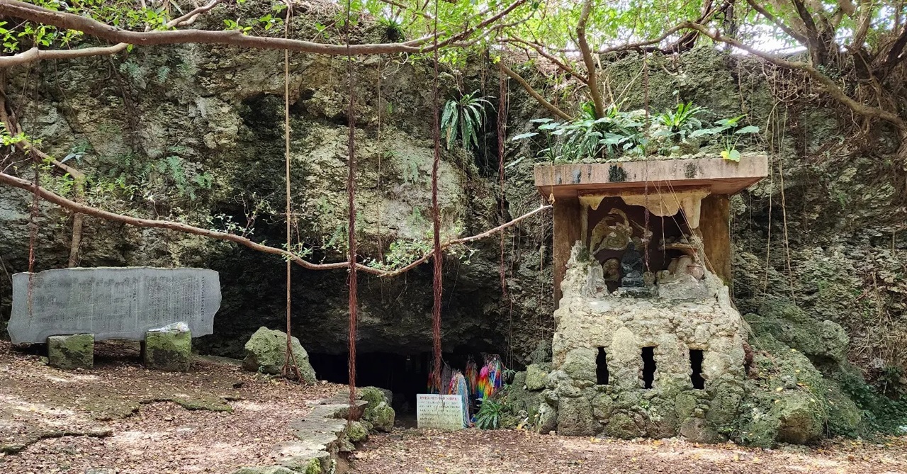 주민 집단자결의 현장 중 한 곳인 치비치리가마 내부에는 아직도 유골 등이 남아있어 출입이 금지되어 있다.