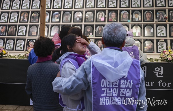 '159개의 우주가 사라진 159번의 밤과 낮 - 10.29 이태원 참사 발생 159일 시민추모대회'가 열리는 5일 오후 서울시청앞 합동분향소에서 한 유가족이 눈물을 흘리고 있다.