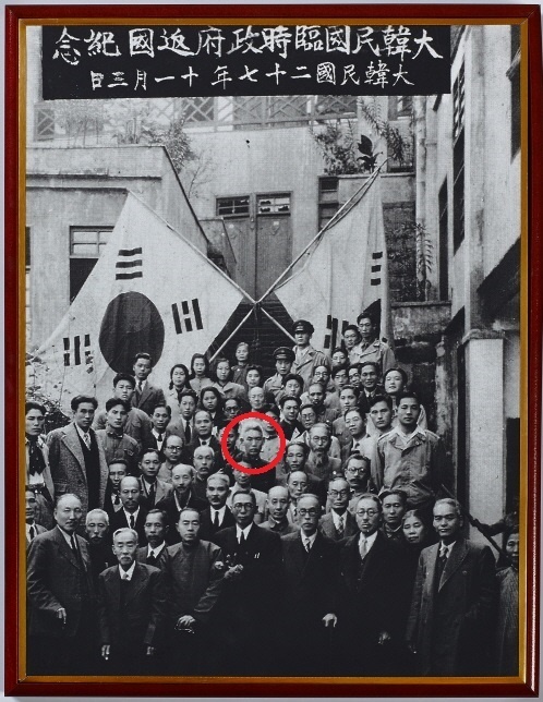 1945년 11월 3일 환국을 앞두고 충칭 대한민국 임시정부 청사 앞에서 기념 촬영하는 임시정부 요인들의 모습 (빨간 원이 문일민)