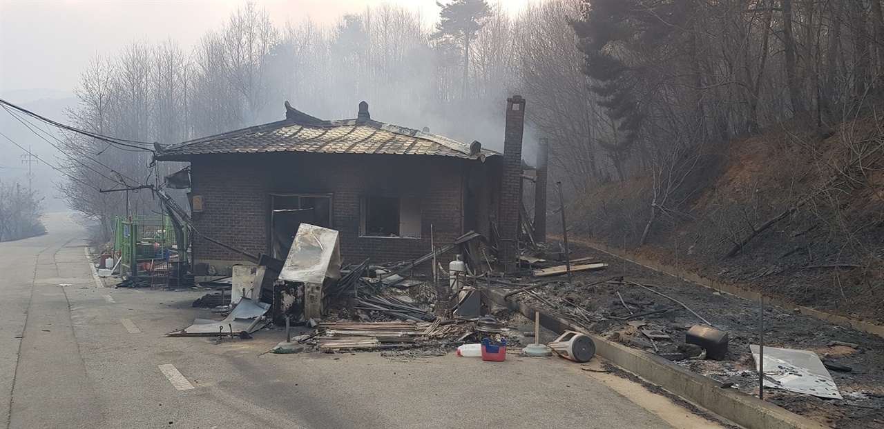 향토 문화재인 양곡사 앞의 주택이 화재로 인해 피해를 입었다.
