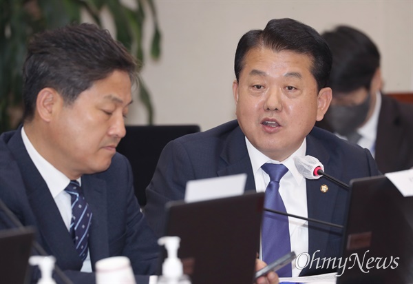 김병주 더불어민주당 의원이 지난 6일 서울 여의도 국회에서 열린 국방위원회 전체회의에서 질의하고 있다.