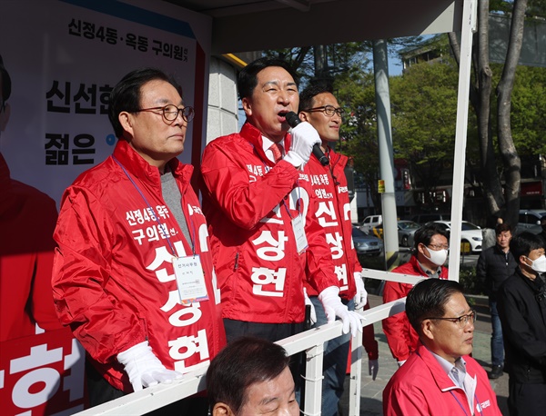 2023년 3월 31일 국민의힘 김기현 대표가 울산시 남구 옥동에서 울산 남구 나 기초의원 보궐선거에 출마한 신상현 후보 지지를 호소하고 있다.