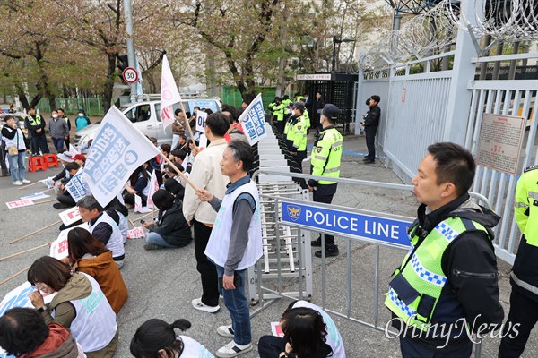  전국미군기지자주평화원정단은 4월 6일 늦은 오후 창원진해 미군함대지원부대 앞에서 집회를 열었다.