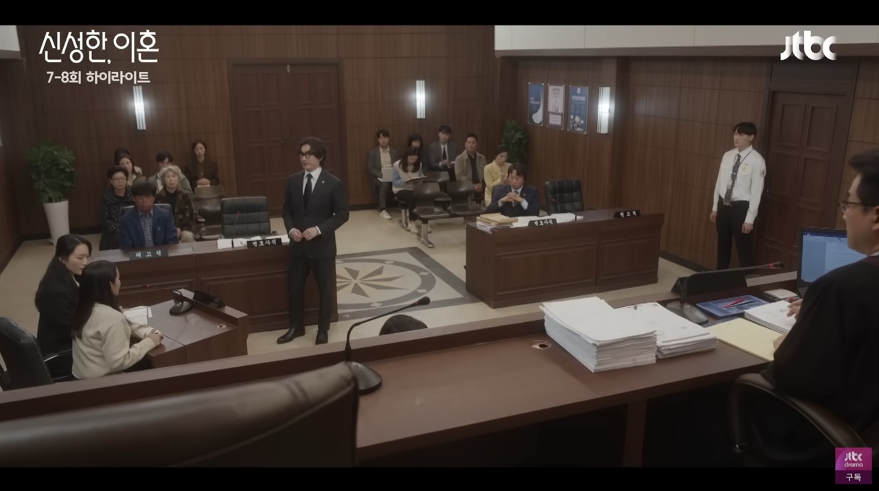  증인석에 앉은 원고인 딘티화와 심문하는 신성한 변호사. 유튜브 캡처
