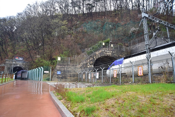 유물 관리 수장고 ‘예담고’로 재탄생한 1913년에 만들어진 옛 사진포 터널(왼쪽)과 1977년에 만들어져 지금도 기차가 다니고 있는 사진포 터널(오른쪽).