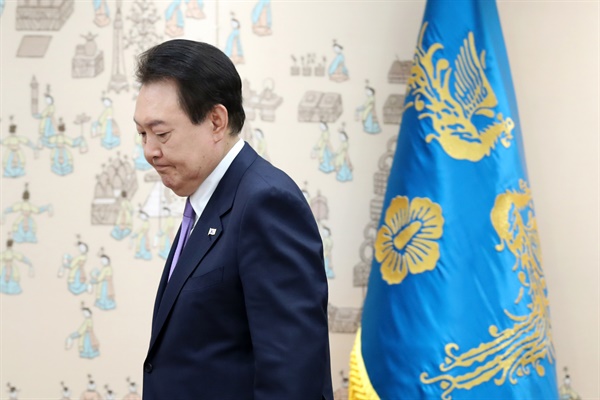 윤석열 대통령이 6일 서울 용산 대통령실 청사에서 열린 김형두 헌법재판관 임명장 수여식에 참석하고 있다. 
