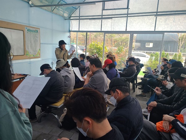 솔이텃밭 개장날 강의 모습. 50명이 넘는 송파구 도시농부들이 진지하게 교육에 임하고 있다.