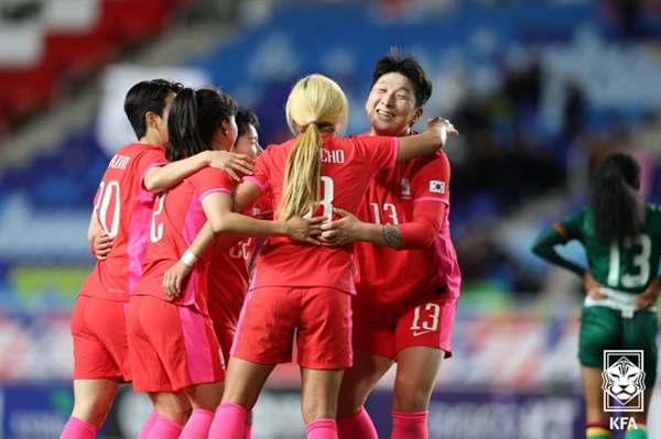  한국 여자 축구대표팀이 7일 잠비아와의 평가전에서 득점을 기뻐하고 있다 