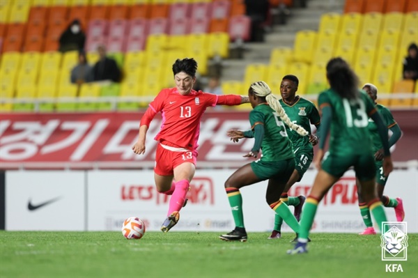  한국 여자 축구대표팀 박은선이 7일 잠비아와의 평가전에서 슛을 시도하고 있다