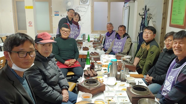 10.29 이태원참사 유가족들이 정읍의 한 돌솥밥 식당에서 식사 후  사장님과기념사진을 찍고 있다. 