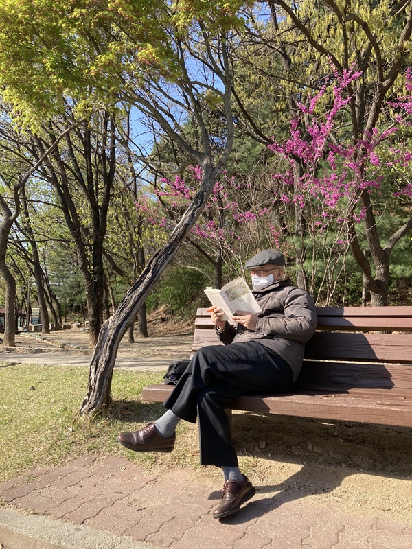 단관공원에서 책 읽는 필자 