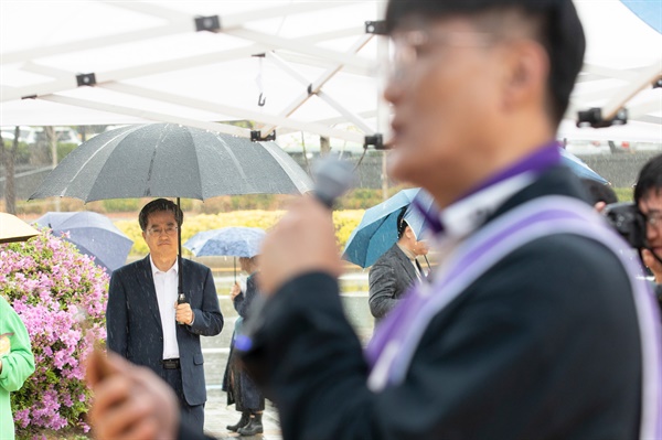 김동연 경기도지사가 5일 이태원 참사의 진상 규명을 촉구하는 '10·29 진실버스'의 수원시 행사장을 방문해 지켜보고 있다. 