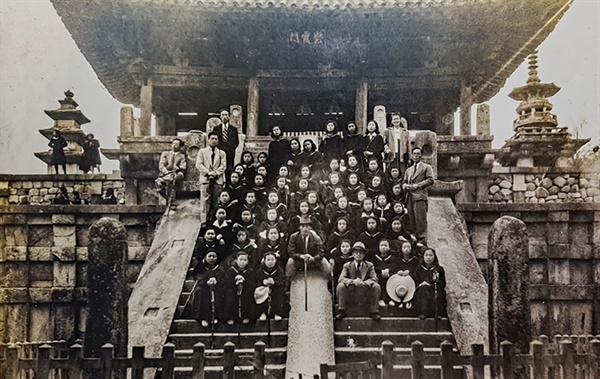 1949년 경북여중 경주 수학여행 때 담임반 학생들과 불국사에서 찍은 사진이다. 회랑이 없던 시절이라 석가탑과 다보탑이 눈에 들어오는 것이 이채롭다. (전시작을 촬영한 것이므로 원본 사진과 여러모로 다릅니다.)
