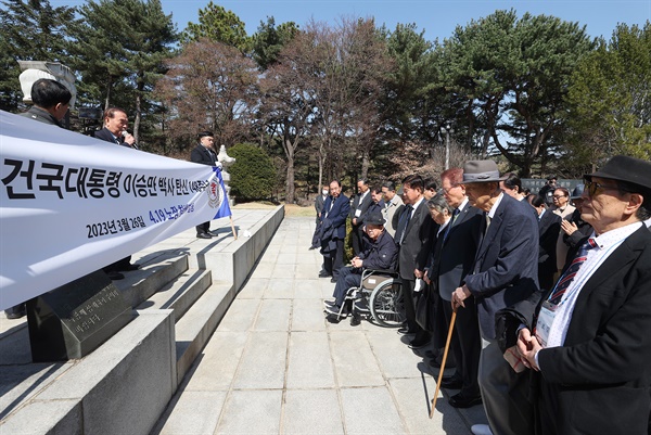  이영일 전 의원 등 각계 원로들이 3월 26일 오전 서울 동작구 국립서울현충원 이승만 전 대통령 묘역을 찾아 참배하고 있다. 이들은 보도자료를 통해 이 전 대통령 탄생 148주년을 맞아 4.19세대 출신들이 이 전 대통령 묘소를 참배한다고 밝혔다.