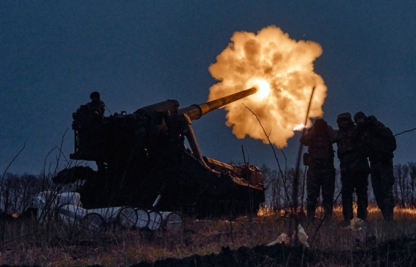 자주포를 발사하고 있는 우크라이나군(자료사진)