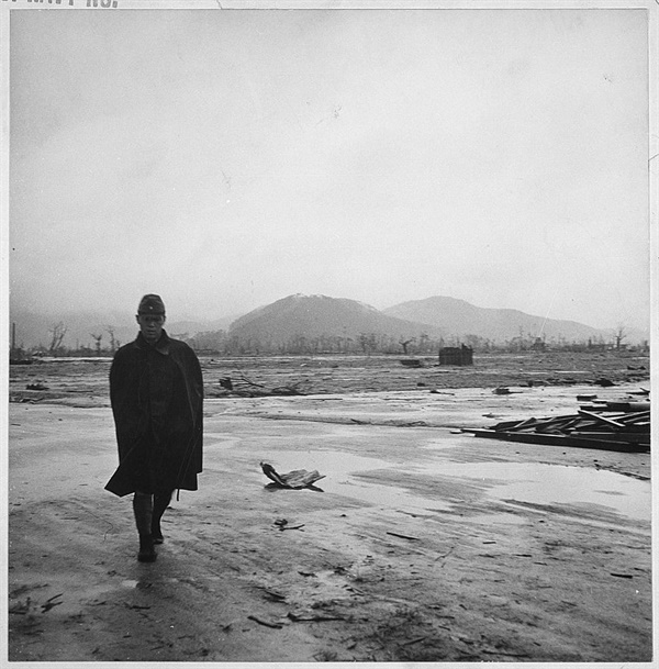 원폭 투하로 폐허가 된 히로시마 시내를 걷는 일본군 패잔병(1945년 9월). 사진출처 미 국립문서보관소(NARA), Wayne F. Miller 촬영.