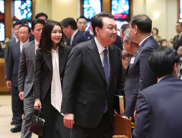  윤석열 대통령과 김건희 여사가 9일 서울 중구 영락교회에서 열린 2023 한국교회 부활절 연합예배에 입장하고 있다. 